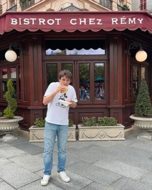 Tommaso Cassissa Instagram - Mangiare abbiamo mangiato, riposare abbiamo mangiato, per il resto sí, Pippo è simpaticissimo pure dal vivo nonostante tutto è rimasto umile 💛 
#idolo #goofy #invitedby