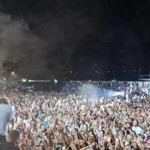 Tommaso Paradiso Instagram - Prendo in prestito le parole del filosofo Empedocle nato qui ad Agrigento. 

“Amore e Afrodite è una forza divina e universale a cui obbedisce tutto il cosmo, unifica quello che è dissimile e porta gioia e pace.”

♥️