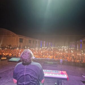 Tommaso Paradiso Instagram - Arriviamo fino al mare 

Grazie Monopoli ♥️

#tommysummertour