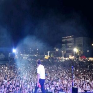 Tommaso Paradiso Instagram - Mi manca già♥️

Fratacchioni di Francavilla al mare

Ci vediamo martedì a Baia Domizia e mercoledì a Monopoli!

#tommysummertour
