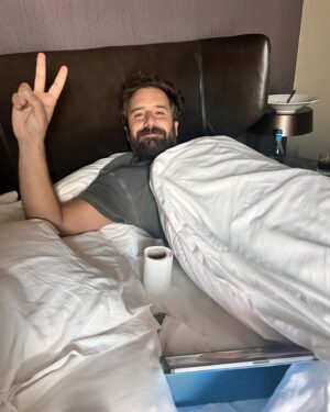 Tommaso Paradiso Instagram - Festeggio a letto con l’influenza l’uscita di Sensazione Stupenda. C’ho “le reni” spezzate ma sono felice. Sono felice di aver condiviso insieme a voi l’uscita di questo disco, nei pub con gli abbracci, con le strimpellate, con le confessioni, con i regali che mi avete portato e che conservo tutti gelosamente. Devo ammetterlo: mi avete emozionato, le lacrime non mentono mai. La gioia proseguirà nei concerti, non manca molto e occhio ai biglietti! (Roma e già sold out❤️). 

Viva noi, è una sensazione stupenda! 

Ah, dimenticavo, parlatemi un po’ di questo disco se vi va. Baci passionali a todos 🫶
