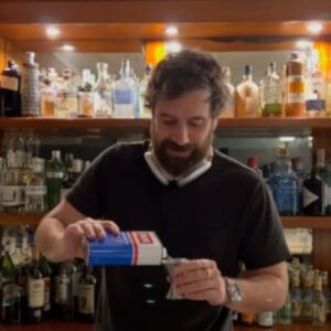Tommaso Paradiso Instagram - Cuffie e gin tonic a palla, Viaggio intorno al sole è fuori ora 🫶