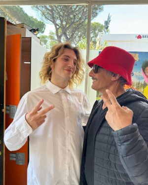 Tommaso Stanzani Instagram - Dopo due anni finisce questo magnifico viaggio.
Sono molto felice di aver avuto la possibilità d’incontrare tutte queste persone splendide che lavorano davanti e dietro la telecamera, amando il proprio lavoro e senza le quali io non sarei riuscito a fare bene il mio. 
Grazie @rosario_fiorello per avermi insegnato l’importanza di iniziare la giornata con un sorriso. 
Grazie @fabrizio_biggio per quell’ironia che a me fa sempre impazzire. 
Grazie @maurocasciari per la tua spontaneità e gentilezza.
Grazie @lucatommassinidreamer  per avermi insegnato una visione completamente diversa delle solite coreografie e per il tuo lato umano che quest’anno ho conosciuto ancora di più. 
Infine il grazie più speciale va ai miei pazzi compagni dancers, noi che abbiamo fatto di tutto e che abbiamo superato le “difficoltà” aiutandoci sempre a vicenda. 

(Mi fa veramente strano pensare di non vedere più alle 5.00 del mattino le nostre facce stanche con le occhiaie, ma con il sorriso.)

Un grazie infinite: alla costumeria, alla sartoria, alla redazione, al trucco e parrucco, alla produzione, ai macchinisti, ai cameramen, alla regia.

Vi porto tutti nel cuore ♥️