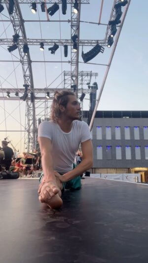 Tommaso Stanzani Instagram - Emotions on stage 🌅

Yesterday in Vaduz for @andreabocelliofficial

With my babe @angelicagismondo 🫶🏻
