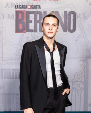 Tommaso Stanzani Instagram - È da un anno che sto aspettando “BERLINO”! 
Vedere in anteprima il primo episodio è stato pazzesco, ora devo aspettare il 29 dicembre! 
 #berlinonetflix @netflixit