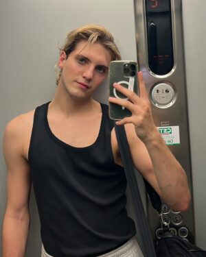 Tommaso Stanzani Instagram - Foto in ascensore delle mie molteplici personalità ✌🏻
