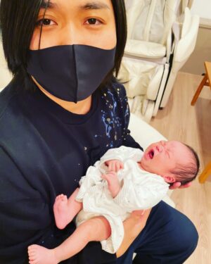 Tommy Instagram - しばゆーとあやなんに「おめでとう」て伝えて来た。。元気な子や。お母さんとお父さんの友達のおじさんとして見守らせてもらうんだ。よろしくね。