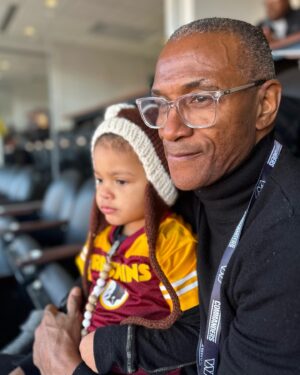 Tommy Davidson Instagram - THANK YOU to the @commanders Organization for treating me like a KING 👑 Special Thank you to President Jason Wright & Kevin Kendziora! Such an amazing day with my Family in YOUR HOUSE! See you TONIGHT @baltimorecomedy NYE! #nfl #commanders #football