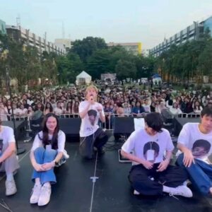 Tonhon Tantivejakul Instagram - หอการค้าเค้าว่าร้าย 🤔 แต่ผมว่ารักเธอคนนี้24ชั่วโมง
เช้าสายบ่ายเย็นก็ยัง i love you
ไม่ว่าจะกินไม่ว่าจะนอน อะไรอะไรยังไงก็เถอะ
หัวใจเปิดให้เธอ all day and night
ให้เธอเข้ามานั่งนอนเดินข้างในใจ
บอกใครต่อใคร ว่าใจข้างในฉันมีเจ้าของก็คือเธอ

เลิกงานตอนตกเย็นมันก็เหนื่อยล้า
เห็นหน้าเธอแล้วมันก็หายไป
ทุกคืนเข้านอนตอนดับไฟ
ฉันก็ยังเห็นเธอมาปรากฏตัวในฝันของฉันเลย

ไม่ขอพลาดซักวินาทีที่ฉัน หายใจ
ก็ไม่คิดเผื่อใจให้คนไหน

รักเธอคนนี้24ชั่วโมง
เช้าสายบ่ายเย็นก็ยัง i love you
ไม่ว่าจะกินไม่ว่าจะนอน อะไรอะไรยังไงก็เถอะ
หัวใจเปิดให้เธอ all day and night
ให้เธอเข้ามานั่งนอนเดินข้างในใจ
บอกใครต่อใคร ว่าใจข้างในฉันมีเจ้าของก็คือเธอ

Hey You Baby ใจลอยไปหาตลอดเวลาเลย Lady
ฉันเฝ้าแต่เพ้อถึงเธอคนเดียวอยู่ทุกนาที I'm Cazy
ไม่อาจจะลบไม่อาจจะเลือน ใจมันสะเทือนเลย Baby
ไม่เคยไม่คิดถึงเธอใจยังละเมออยู่ตรงนี้

เพียงแค่เข็มนาฬิกายังเดินไป
ยังมีเธอเข้าออกทุกวินาทีที่หายใจ
ฝันถึงเธอทุกคืน Twenty-four Seven
ฉันจะรักเธอไปจนตายจนรักใครไม่เป็น

ไม่ขอพลาดซักวินาทีที่ฉัน หายใจ
ก็ไม่คิดเผื่อใจให้คนไหน

รักเธอคนนี้24ชั่วโมง
เช้าสายบ่ายเย็นก็ยัง i love you
ไม่ว่าจะกินไม่ว่าจะนอน อะไรอะไรยังไงยังไงก็เถอะ
หัวใจเปิดให้เธอ all day and night
ให้เธอเข้ามานั่งนอนเดินข้างในใจ
บอกใครต่อใคร ว่าใจข้างในฉันมีเจ้าของก็คือเธอ

รักเธอคนนี้24ชั่วโมง
เช้าสายบ่ายเย็นก็ยัง i love you
ไม่ว่าจะกินไม่ว่าจะนอน อะไรอะไรยังไงก็เถอะ
หัวใจเปิดให้เธอ all day and night
ให้เธอเข้ามานั่งนอนเดินข้างในใจ
บอกใครต่อใคร ว่าใจข้างในฉันมีเจ้าของก็คือเธอ...