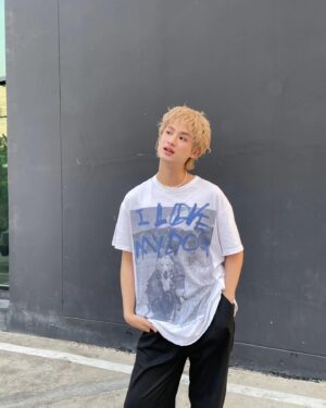 Tonhon Tantivejakul Instagram - โกลเดินรีทรีฟเวอร์ (อังกฤษ: Golden Retriever) เป็นสายพันธุ์สุนัข มีถิ่นกำเนิดในประเทศสกอตแลนด์ มีขนยาว มีสีขนเหลืองอ่อน เหลืองทอง และเหลืองเข้ม โดยทั่วไปแล้ว เพศผู้ควรมีความสูง (วัดจากหัวไหล่ถึงปลายเท้า) ประมาณ 23- 24 นิ้ว และเพศเมียควรมีความสูงประมาณ 21.5-22.5 นิ้ว แต่เดิมนั้นสายพันธุ์นี้ได้ปรับปรุงคุณลักษณะบางอย่างเพื่อในงานของนายพราน เช่น มีรูปร่างสมส่วน คล่องตัว เขียวและฟันงับชิ้นเหยื่อโดยให้ช้ำเพียงเล็กน้อย เป็นต้น ไม่มีปรากฏว่าสุนัขสายพันธุ์นี้มีความก้าวร้าวแต่อย่างใด