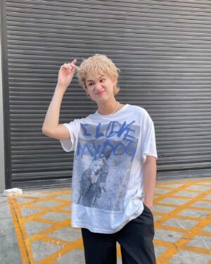 Tonhon Tantivejakul Instagram - โกลเดินรีทรีฟเวอร์ (อังกฤษ: Golden Retriever) เป็นสายพันธุ์สุนัข มีถิ่นกำเนิดในประเทศสกอตแลนด์ มีขนยาว มีสีขนเหลืองอ่อน เหลืองทอง และเหลืองเข้ม โดยทั่วไปแล้ว เพศผู้ควรมีความสูง (วัดจากหัวไหล่ถึงปลายเท้า) ประมาณ 23- 24 นิ้ว และเพศเมียควรมีความสูงประมาณ 21.5-22.5 นิ้ว แต่เดิมนั้นสายพันธุ์นี้ได้ปรับปรุงคุณลักษณะบางอย่างเพื่อในงานของนายพราน เช่น มีรูปร่างสมส่วน คล่องตัว เขียวและฟันงับชิ้นเหยื่อโดยให้ช้ำเพียงเล็กน้อย เป็นต้น ไม่มีปรากฏว่าสุนัขสายพันธุ์นี้มีความก้าวร้าวแต่อย่างใด