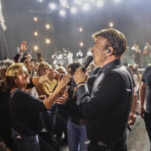 Tony Carreira Instagram - Muito obrigado Guimarães. Foi brutal. As imagens falam por si.  Obrigado por me receberem com tanto carinho e me fazerem sentir em casa. 🙏
#tour35anosdecanções @regiconcerto @benecar.pt @jaf.energia @raposeiraoficial  @grupodecisoesesolucoes @multiusosguimaraes