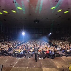 Tony Carreira Instagram - Muito obrigado Guimarães. Foi brutal. As imagens falam por si.  Obrigado por me receberem com tanto carinho e me fazerem sentir em casa. 🙏
#tour35anosdecanções @regiconcerto @benecar.pt @jaf.energia @raposeiraoficial  @grupodecisoesesolucoes @multiusosguimaraes