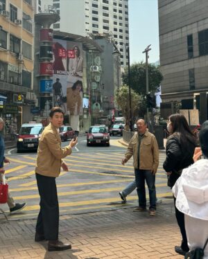 Tony Hung Instagram - 難得咁四正，咁歡呼雀躍嘅時刻，梗係要post 吓相，驚大家唔記得我有型嘅一面，影到最尾仲有位gentlemen話「你着卡其色褸咁有型，我都着得不差，可唔可以都幫我影張？」🫡 

#唔記得咗合照㖭