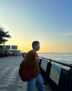 Tony Hung Instagram - 今日喺港大附近做嘢，啲保安見到我問「同學，係咪去圖書館？嗰邊呀。」就嚟到40歲，應該係開心嘅。

#sundayvibes
