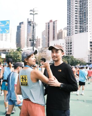 Tony Hung Instagram - 作為你老公都一定會好支持你，當然都要睇住你嘅身體狀況啦，你仲有一個2.0 sirface喺身上，不過我都知道你好小心好識得take care自己，最後一切都順順利利🙏一定係我個牌做到嘢，多謝各位大哥大姐睇住我老婆。

我知道跑步係你生活甚至你嘅生命，而家跑完啦，乖乖哋好好喺屋企安胎喇❤️ 

@inez_leong