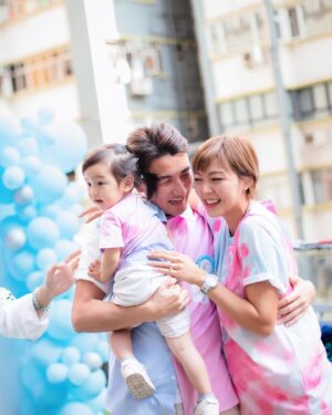 Tony Hung Instagram - 一直都好想搞一個Gender Reveal Party
最開心係有人陪我玩😆
多謝洪爸爸，竟然都可以等到我7個月先知2.0 係仔定女
利申：我哋真係唔知性別的😂
當然我哋嘅心態仔女都好無所謂，健康係最緊要🧡
而正當大部分人（連我同洪爸爸都係憑感覺地）估佢係仔⋯

上天送多個小公主俾我哋🥰🥰🥰🥰🥰
一知道Baby girl 喺場battle 度贏咗
真係開心到激動到喊咗出嚟🥹🥹🥹

最多謝最多謝一定係契契 @christylaiii 🥹
好多謝你由我第3個月護士完抽血text 你2.0個性別，你隱瞞咗4個月，再幫我哋搞咗呢個Gender Reveal Party，仲要一手包辦個勁好食嘅蛋糕、cupcakes、cookies，真，係個個食完都話超好食！我們好愛你啊契契😚 （大家訂蛋糕一定要搵佢 @sugar_please.hk 🩷🩷🩷）
然後好多謝 @mr.albertau 幫我哋做MC，搞熱個場好鬼正！！！
多謝咁靚嘅backdrops @balloon_hkers 🎈🤍

仲要多謝所有嚟同我哋玩嘅朋友仔🩷
Sir Face 2.0 妹妹好快見大家啦
其實諗起屋企有3個洪永城都真係幾好笑😂
Video will be out soon stay tuned🩷🩷🩷