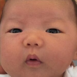 Tony Hung Instagram - 有個妹豬滿月啦😍😍😍
多謝你咁食得咁瞓得咁屙得
個雙下巴仔真係好鬼正
呢個妹好少喊，唯一而會喊得好大聲就係肚餓心急等唔切嗰時（似唔似白羊座直率衝動嘅性格？😂）
但係唔知點解，呀媽都覺得你喊嘅時候好可愛，喊得好好聽🩷
要繼續健健康康
爸爸媽媽就最安慰🩷🩷🩷

#同家姐細個好似樣haha
#應該都真sirface 😂
