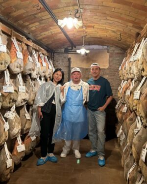 Tony Hung Instagram - 情迷意亂，意大利咁耐以來都係我首選想去嘅地方 🇮🇹
食物、咖啡、自然風光、歷史遺跡.. 每一次，都總有原因要再返嚟一次，之後下一次又有新嘅原因，永無止境。
#italy #parma #veronaitaly #italianfood