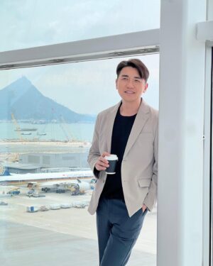 Tony Hung Instagram - 咦 ？ 阿傑？ 你返咗嚟機場啊？

係啊！ 又係我啦🤣 
我今次唔只係做保安經理，仲做埋其他好多係Avseco嘅唔同職位！去到機場成日都會見到我，真係唔好意思 😅🫡

@hongkongairport #avseco #香港機場保安