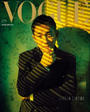 Tony Leung Chiu-wai Instagram - #VogueCover 從香港到全世界，他演出了無數影響時代的電影，他自己更成為了一種演技教科書。李安說，梁朝偉是所有導演的夢想，其實他更是所有觀眾的夢想。

他總是謙遜、客氣、低調，即便獎項在身，但他從來不是高高在上的巨星，而是更貼近職人精神。即便在我眼前的這位男演員是拿下金獅獎、坎城影展、亞洲電影大獎、三次台灣金馬獎，五次香港電影金像獎的男演員，他的一舉一動，依舊充滿著文人般優雅的氣質。

「我從來不覺得拿完獎人生就會改變，我大概放一個月就會把獎盃收起來。我不喜歡看到獎盃，因為這樣就不會再進步了。好的東西不用提醒自己，要提醒的是有什麼需要改。我根本不是追求高峰的人，我就是喜歡這份工作，樂在其中，然後現在更加享受，用更多時間準備。演員這份工作是為了熱情才做，其他東西該來的就會來，不來就不來，沒什麼好追求的。」

本期封面故事全文請點 @voguetaiwan 首頁。

Talent: 梁朝偉 @tonyleung_official
APAC Editorial Director: Leslie Sun @sunles
Photographer: Cho Gi-Seok @chogiseok
Features Director and Text: Nicole Lee @nymphlee
Styling & Fashion Managing Editor: Chen Yu @ballballchiu
Talent Manager: Sylvie Yeh @lagerfeld 
Makeup: Wi11 Wong @Wi11wongofficial
Hair: George Wong @Headquartershairsalonhk
Producer: Cyrus Lai @thlai.cyrus
Production Manager & Team: Anson Ng @madudeanson , Monkey Lee @monkelee , Bryan Loo @bryan_lsy Lesley Chan @absoprettylutely Jaffie Sin @jaffiesin
Gaffer & Team: Bo @charlenebo Cliff @chikcliff TK Chris Chiu
Art Director & Team: Chan Brun @brun_c Kensa Hung Cecil Lee Annebell Chan
Set Builder: Endy Tse @kar_lee_work
梁朝偉身著黑色排釦西裝外套、白色襯衫、黑色長褲 all by PRADA @prada

VOGUE Taiwan 11月號雜誌：10月31日起，Vogue Shop、博客來、誠品線上、7-11 及各大連鎖書店正式上架
#VOGUENOVISSUE #VogueTaiwan #Vogue11月號 #梁朝偉 #TonyLeung