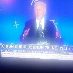 Toprak Sergen Instagram - "Gerçeküstü simültane çeviriyle Biden ne diyoyu anlamaya çalışırken çeviremeyen çevirmenin ne dediğini anlamaya geçmek" 😃