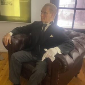 Toprak Sergen Instagram - Atatürk'ün doğduğu ev ve müzesi 🇹🇷 Böylece batıdan doğuya Avrupa'nın bütüün güneyi  bu anlamlı ziyaretle tamamlanmış oldu❤️🤍 @nesleyfairburn