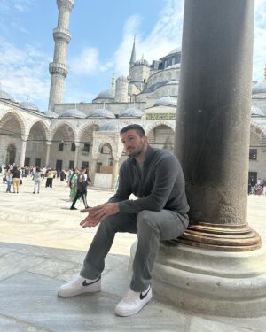 Tornike Kvitatiani Instagram - Листай вправо ➡️
Оказался в Стамбуле
🙂
Если вы не любите суету и много людей, то Вам не сюда.
Москва показалась тихой столицей, после этого города😬
Покушать вкусно мне удалось только у @cznburak , а в остальных местах все для одноразовых туристов
😅
Единственное, везде вкусные турецкие сладости.
Если жить в самом эпицентре, то посоветую сторону Галаты. 
А для смены обстановки, совсем неплохо 😅
А Турцию я предпочитаю побережье средиземного моря.

Куда посоветуете мне слетать в следующий раз? 🙂