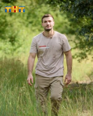 Tornike Kvitatiani Instagram - Сюрприз😎
Я участник шоу «Новые Звезды в Африке» на @tnt_online 
Нас не кормят 😡
Новые правила ❗️
НОВЫЕ ЗВЕЗДЫ В АФРИКЕ скоро на ТНТ!
Я голодный, увидимся позже 😅