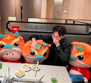 Tosh Zhang Instagram - 昨晚和两对情侣朋友吃海底捞。差不多要吃完了服务员突然把这四个娃娃放在我旁边。我说"Err我没有order这些" 服务员说是我朋友叫来陪我的。我直接"蛤??😳" 

原来是因为我单身他们怕我孤单 😭😭 感谢我朋友和海底捞的照顾 🥴 单身狗的命就是这样，嗨～