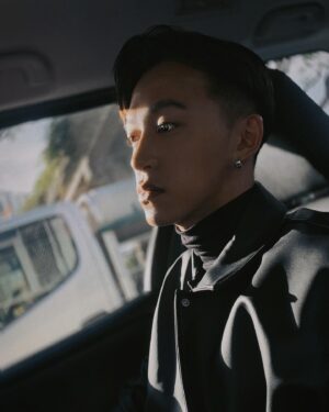 Tosh Zhang Instagram - 這些年來我學到的一項獨特技能就是在33°C的高溫下穿得像外面很冷一樣。大家千萬別相信”心静自然凉”這句話因為我的心多麼的靜我還是感觉一樣的熱 🥴 還喜歡穿turtleneck配外套 😂 #FashionOverFunction