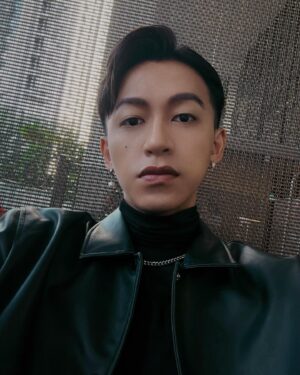 Tosh Zhang Instagram - 這些年來我學到的一項獨特技能就是在33°C的高溫下穿得像外面很冷一樣。大家千萬別相信”心静自然凉”這句話因為我的心多麼的靜我還是感觉一樣的熱 🥴 還喜歡穿turtleneck配外套 😂 #FashionOverFunction