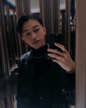 Tosh Zhang Instagram - 這些年來我學到的一項獨特技能就是在33°C的高溫下穿得像外面很冷一樣。大家千萬別相信”心静自然凉”這句話因為我的心多麼的靜我還是感觉一樣的熱 🥴 還喜歡穿turtleneck配外套 😂 #FashionOverFunction