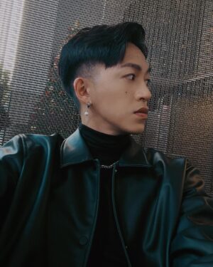 Tosh Zhang Instagram - 這些年來我學到的一項獨特技能就是在33°C的高溫下穿得像外面很冷一樣。大家千萬別相信”心静自然凉”這句話因為我的心多麼的靜我還是感觉一樣的熱 🥴 還喜歡穿turtleneck配外套 😂 #FashionOverFunction