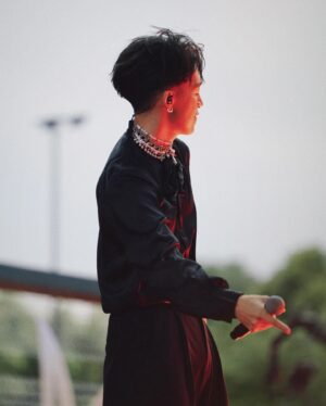 Tosh Zhang Instagram - 每当我在后台等待表演时无论多么的紧张 一踏上台我心里的紧张感就会完全消失。反而心里是享受 是舒服 是快乐 是珍惜 ✨ 我的花果山水帘洞是舞台 我的金箍棒是麦克风 给我力量的是观众粉丝朋友们 🎤 

It's one of life's greatest privilege to be able to do what I love for a living. God willing, I'll do this till the day I'm physically unable to anymore ❤️‍🔥