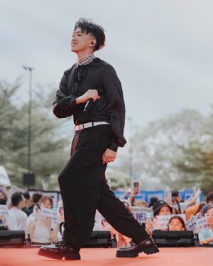 Tosh Zhang Instagram - 每当我在后台等待表演时无论多么的紧张 一踏上台我心里的紧张感就会完全消失。反而心里是享受 是舒服 是快乐 是珍惜 ✨ 我的花果山水帘洞是舞台 我的金箍棒是麦克风 给我力量的是观众粉丝朋友们 🎤 

It's one of life's greatest privilege to be able to do what I love for a living. God willing, I'll do this till the day I'm physically unable to anymore ❤️‍🔥