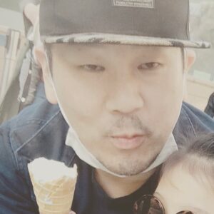Toshifumi Fujimoto Instagram - ソフトクリームとぶすと🍦

ここ数年で、”わたしの彼、フジモンに似てるんですぅう🤗  てたまに  あるんだけどさ、、
なんだろ、、なんか複雑だし、なんか、ごめん🙏てなるから 😅