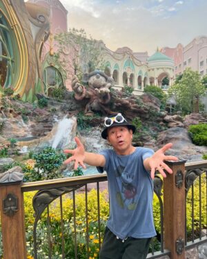 Toshifumi Fujimoto Instagram - 初ファンタジースプリングスで撮ってもらった

撮影　SixTONESしんたろー