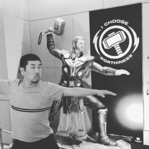 Toshifumi Fujimoto Instagram - マイティソーとぶさちゃん🐻
#夏のサンダルを取りにきました
#大好きなmarvel
#アベンジャーズ#マイティソー