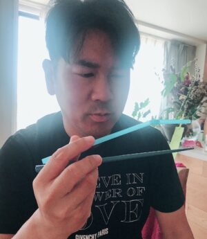 Toshifumi Fujimoto Instagram - 仕事行く前に
冷やし中華を作ってあげました。
適当にお箸をとって 並べて はいできた！食べな🙏🏼て言って
食べようとしたら…
「こんなことある？！え？！
うそやん！！こんな間違え方ある？！」て騒いでるから
うるせーなと思って見たら
青は青でも、ストローでした☺️
#そんな突っ込んでくる？
#え？
#逆にそんなに？！
#黙ってそれで食え