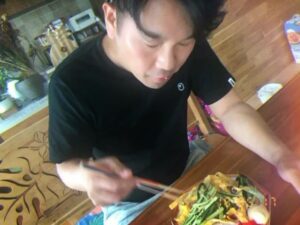 Toshifumi Fujimoto Instagram - ブスが冷やし中華はじめたってさ🤗
#お昼ごはん
#インスタ萎え