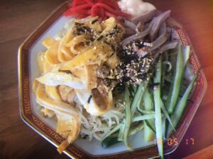 Toshifumi Fujimoto Instagram - ブスが冷やし中華はじめたってさ🤗
#お昼ごはん
#インスタ萎え