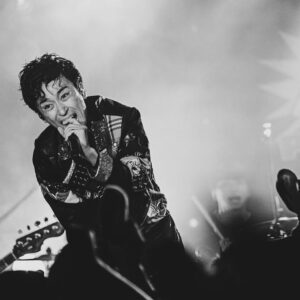 Toshimitsu Instagram - 今回のツアー、自分の中で特に特別な日になったのが札幌公演だった。あの状況の中ツアー続行を決意し、もしかしたらあまり人は来ないかもと正直考えていたけど、当日のライブハウスはパンパンだった。みんなが駆けつけてくれて本当に嬉しかった。どこか祈る様に歌っていたあの日、足を止めなくて本当に良かった。改めて感謝を。