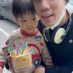 Touchchavit Kulkrachang Instagram - สุขสันต์วันเกิดนะครับ “บีบ็อพ” 2 ขวบแล้ว ป๊าจะไม่ขออะไรมากเลย ขอให้ลูกมีสุขภาพร่างกายแข็งแรงๆ และ ร่าเริงแบบนี้ไปตลอด ✌🏻 

ปีนี้ไม่ได้อยุ่ด้วยเพราะต้องมาทำงาน ไว้เรากลับไปฉลองด้วยกันนะครับ 

#happybebop #pingtcv