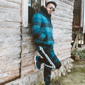 Toygan Avanoğlu Instagram - Sanki bıyıksız da oldu beee😬😎