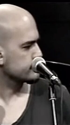 Toygar Işıklı Instagram - “Seni Kimler Aldı” #cover #joyturkakustik #live #toygarisikli #sezenaksu #senikimleraldı #canlıperformans #konser #concert #livemusic