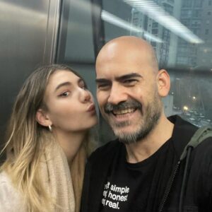 Toygar Işıklı Instagram - İyi ki doğdun benim güzel kızım ❤️🧿🧿❤️ 🎂
Annen’le sana yazdığımız “Ninni”de ‘Bu dünya dipsiz bir kuyu’ demiştik ama sen bu dünyayı güzelleştirecek özel insanlardan birisin ve öyle kalacaksın. Seni çok seviyoruz… 🧿❤️🧿❤️🧿