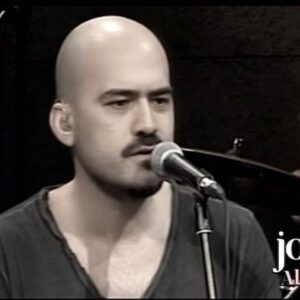 Toygar Işıklı Instagram - Aşkın gürültüsüne sağır oldum, yoruldum. 
Gönlüm Göçebe / Joyturk Akustik 
Söz : @eceyorenc Müzik: @toygarisikli

#yaprakdökümü #soundtrack #song