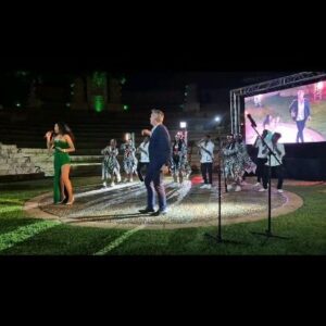Tracey-Lee Oliver Instagram - The honor of performing with @choirafrica Ndlovu Youth Choir!!🥹🤭🤗 What a moment in my career! I was fighting back the tears, saying to myself,'DO NOT CRY!' 
😆 These kids have helped put South Africa on the social media map, and I'm so glad I got to do this song with them, and with @craigurbani ✨️✨️HUGE thanks to Mike Morehen @theavroomsa