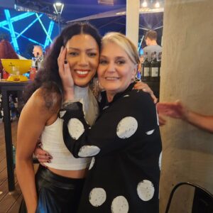 Tracey-Lee Oliver Instagram - Probably my favorite Afrikaans song to sing is Sweef soos 'n arend by the incredibly graceful and talented @karinhougaard 
Last night I got to meet her and express my gratitude to her for gifting us with such a deeply touching and warming song. Sys n hele Gil!😄👏🏽(She's such a vibe) 
Dankie, Karin 🎊🥂🎶🙏🏽🥺